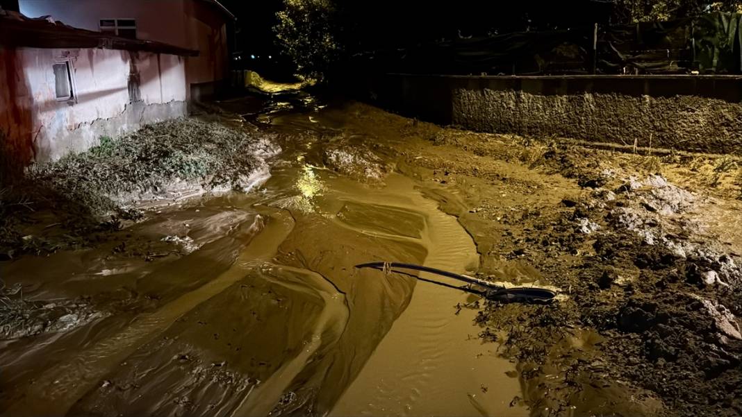 Sel felaketi yaşayan ilimizde 1 ev çöktü 3